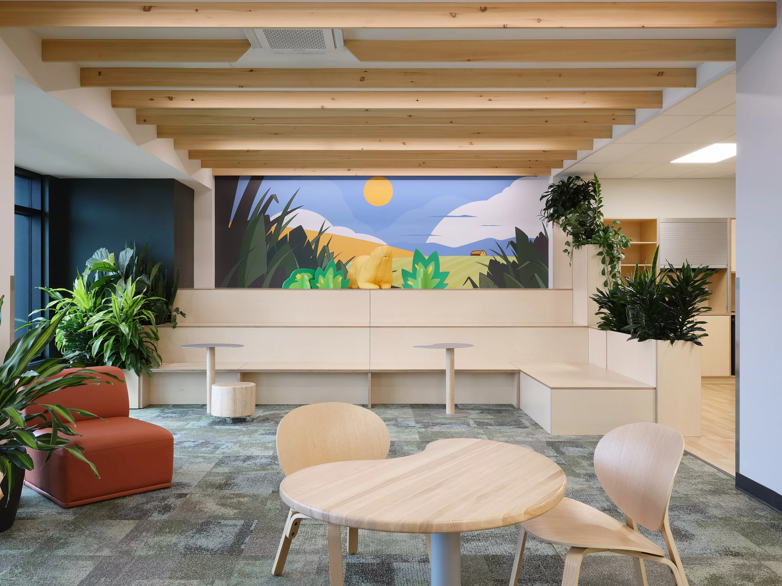 Vue de l'estrade et de la murale dans l'espace commun du pavillon sportif de l'Externat Sacré-Coeur.