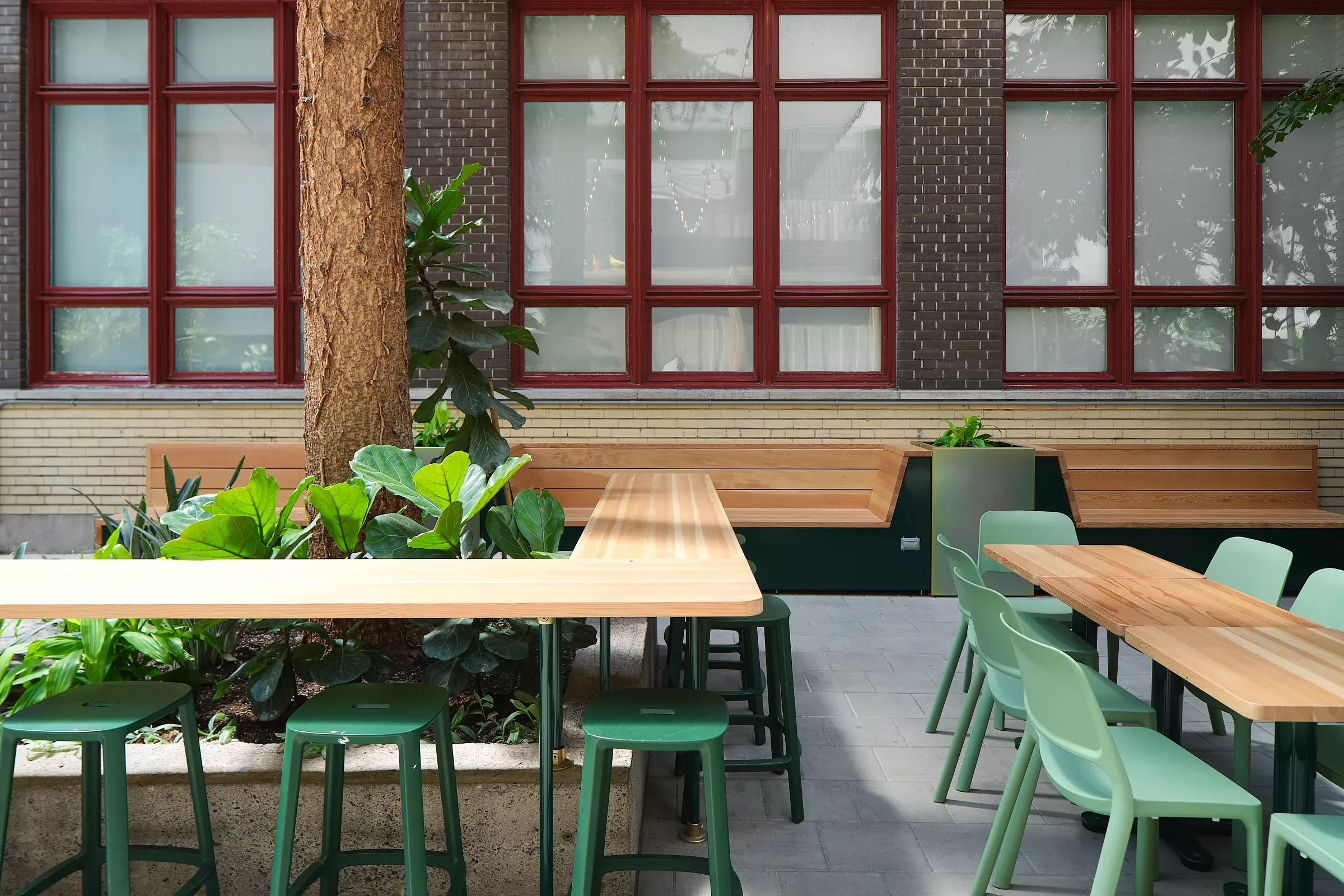 Détail de mobilier dans l'aménagement du jardin intérieur du Collège de Maisonneuve.