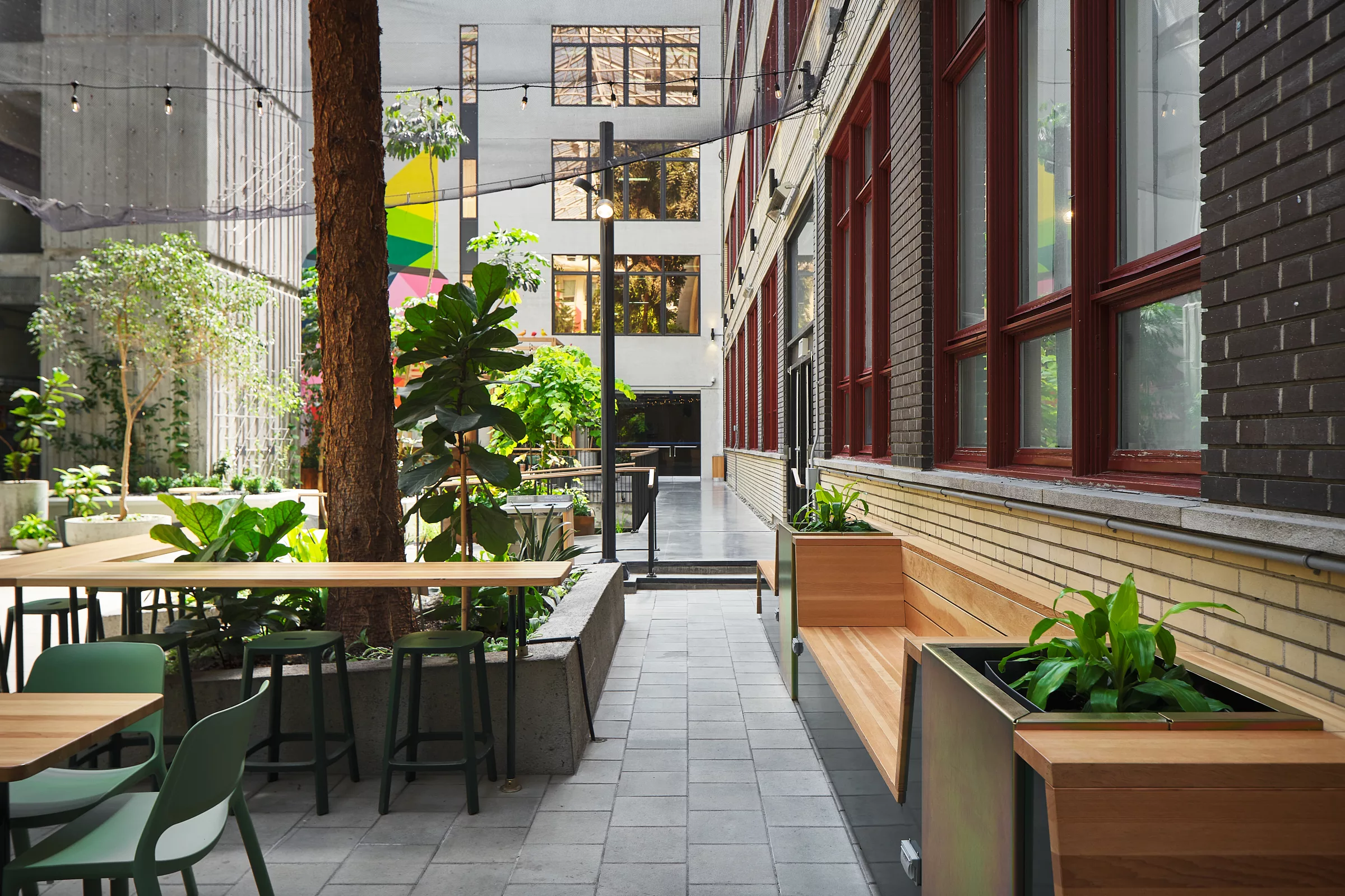 Détail de mobilier dans l'aménagement du jardin intérieur du Collège de Maisonneuve.