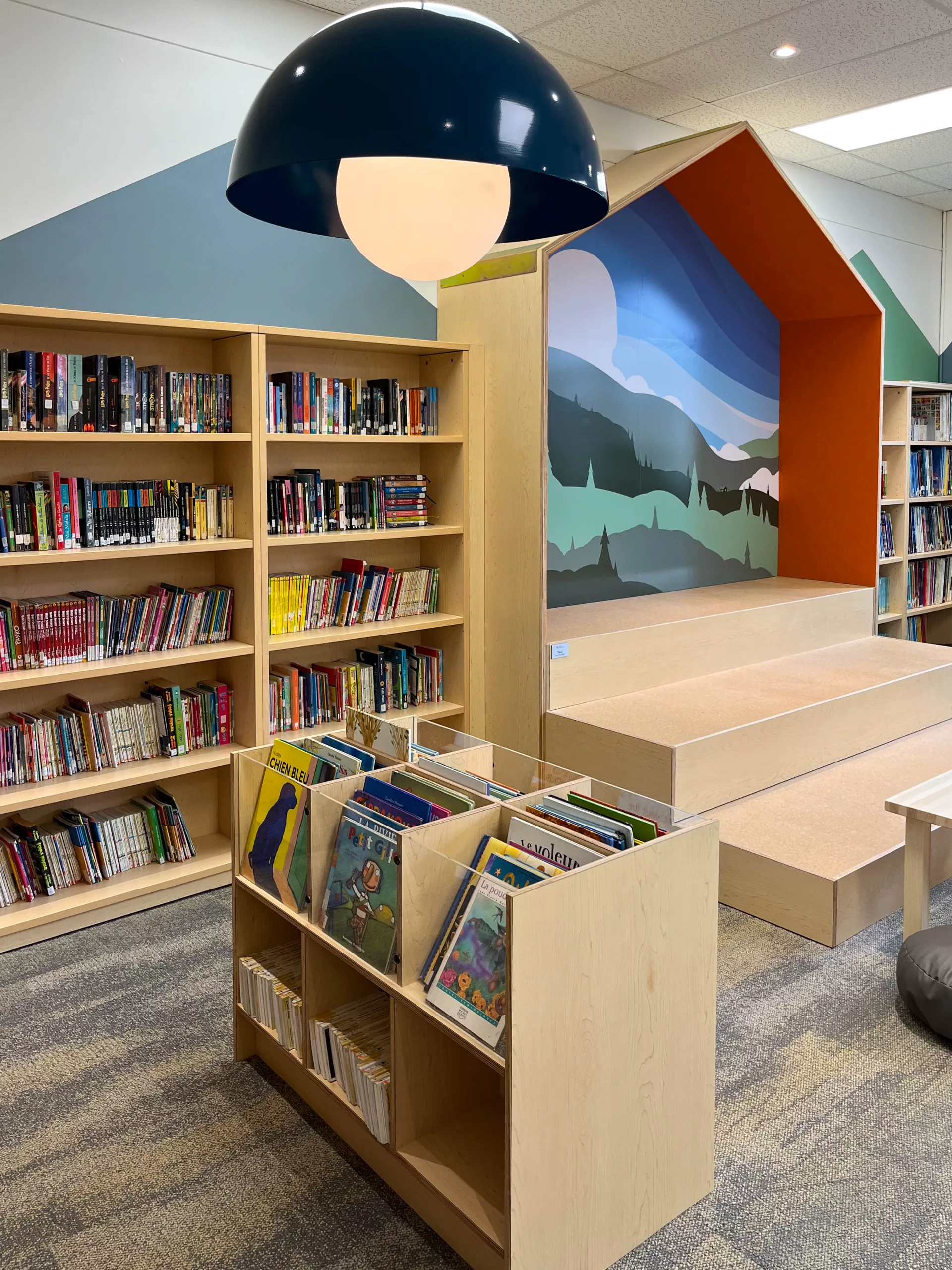 Détail de rangements et rayons créés sur mesure par taktik Design à l'école Sainte-Anne.