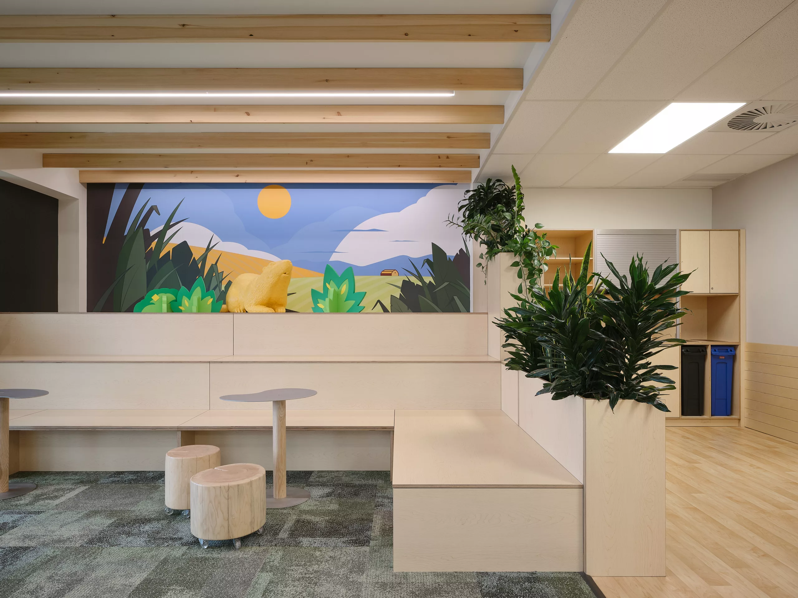 Détail de l'Estrade et des rangements en arrière au pavillon sportif de l'Externat Sacré-Coeur.