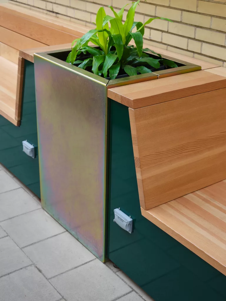Détail de mobilier dans l'aménagement du jardin intérieur du Collège de Maisonneuve.