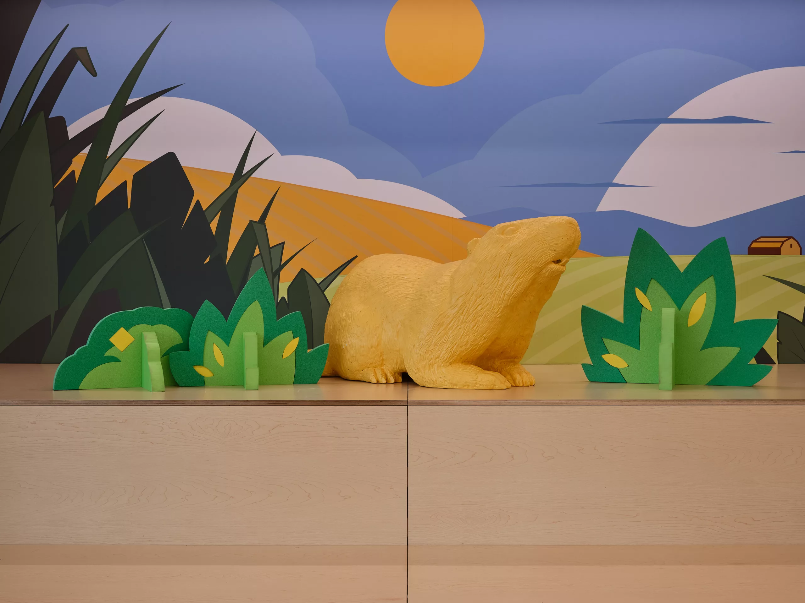 Vue rapprochée de la marmotte, mascotte de l'école devant la murale du pavillon sportif de l'Externat Sacré-Coeur.