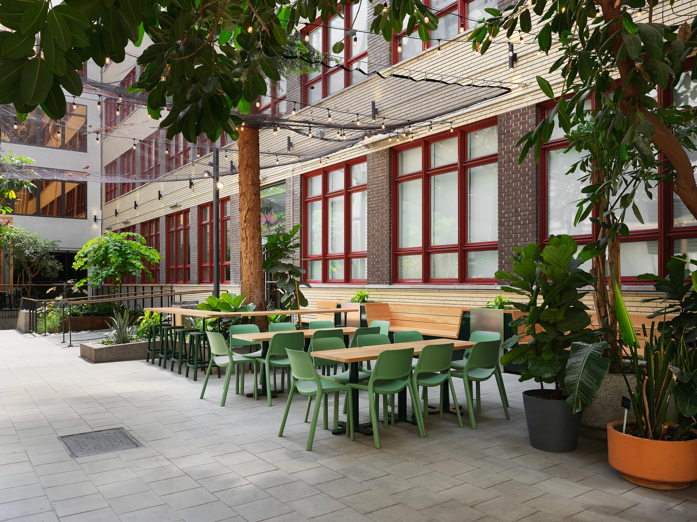 Détail de mobilier dans l'aménagement du jardin intérieur du Collège de Maisonneuve.