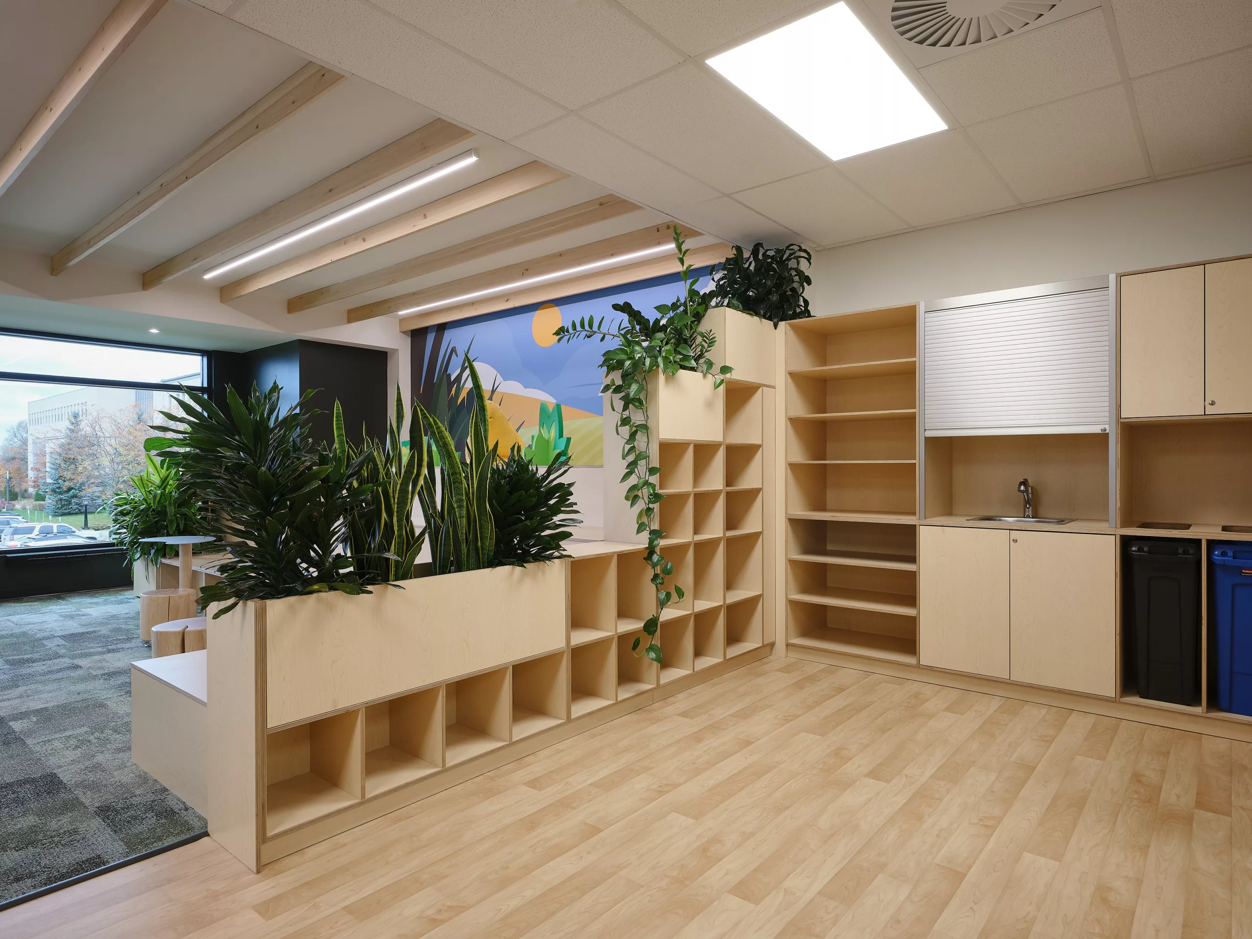 Vue rapprochée de l'espace rangement à l'espace commun du pavillon sportif de l'Externat Sacré-Coeur.