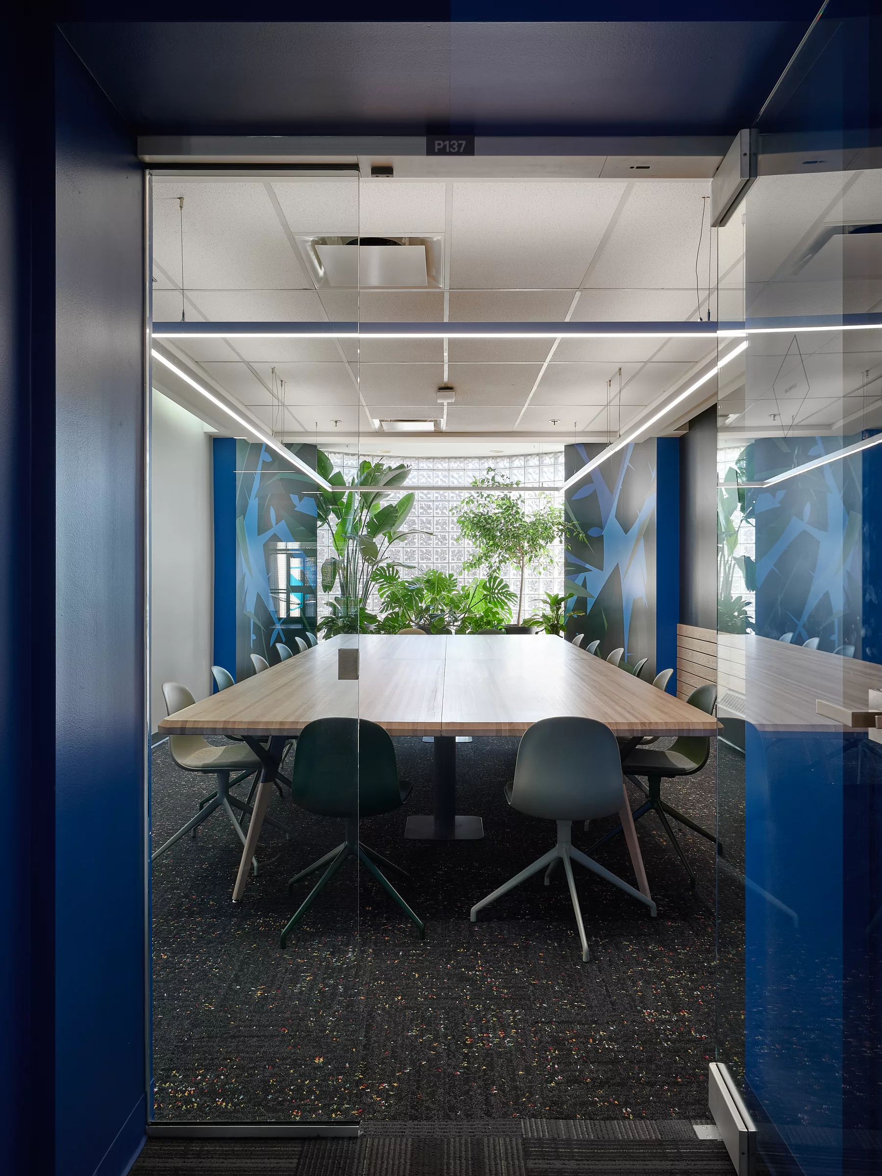 Vue de la salle de réunion retravaillée par Taktik Design au Collège Sainte-Anne, Pavillon Marie Esther.