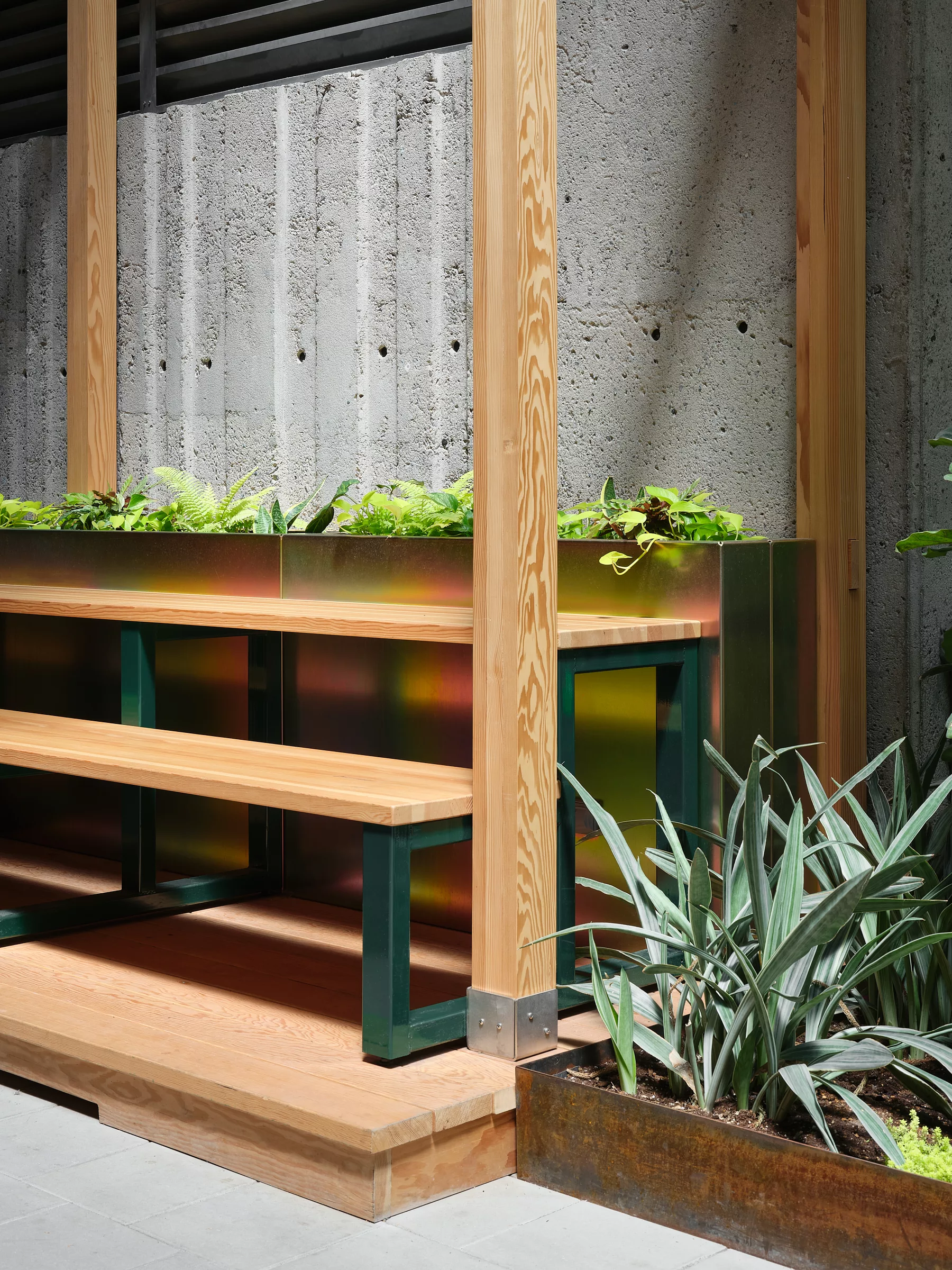 Détail de mobilier dans l'aménagement du jardin intérieur du Collège de Maisonneuve.