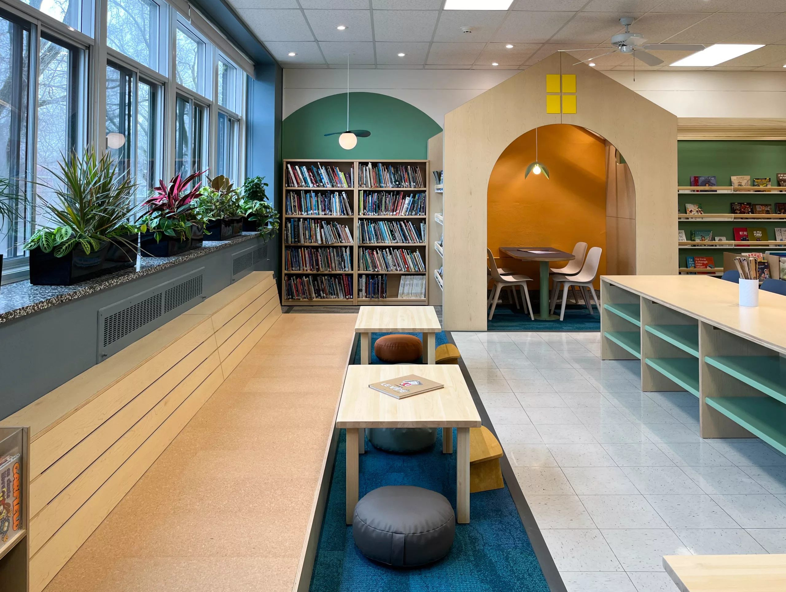 Vue générale de la bibliothèque de l'École Sainte-Anne. On y voit du mobilier créé sur mesure par Taktik Design.