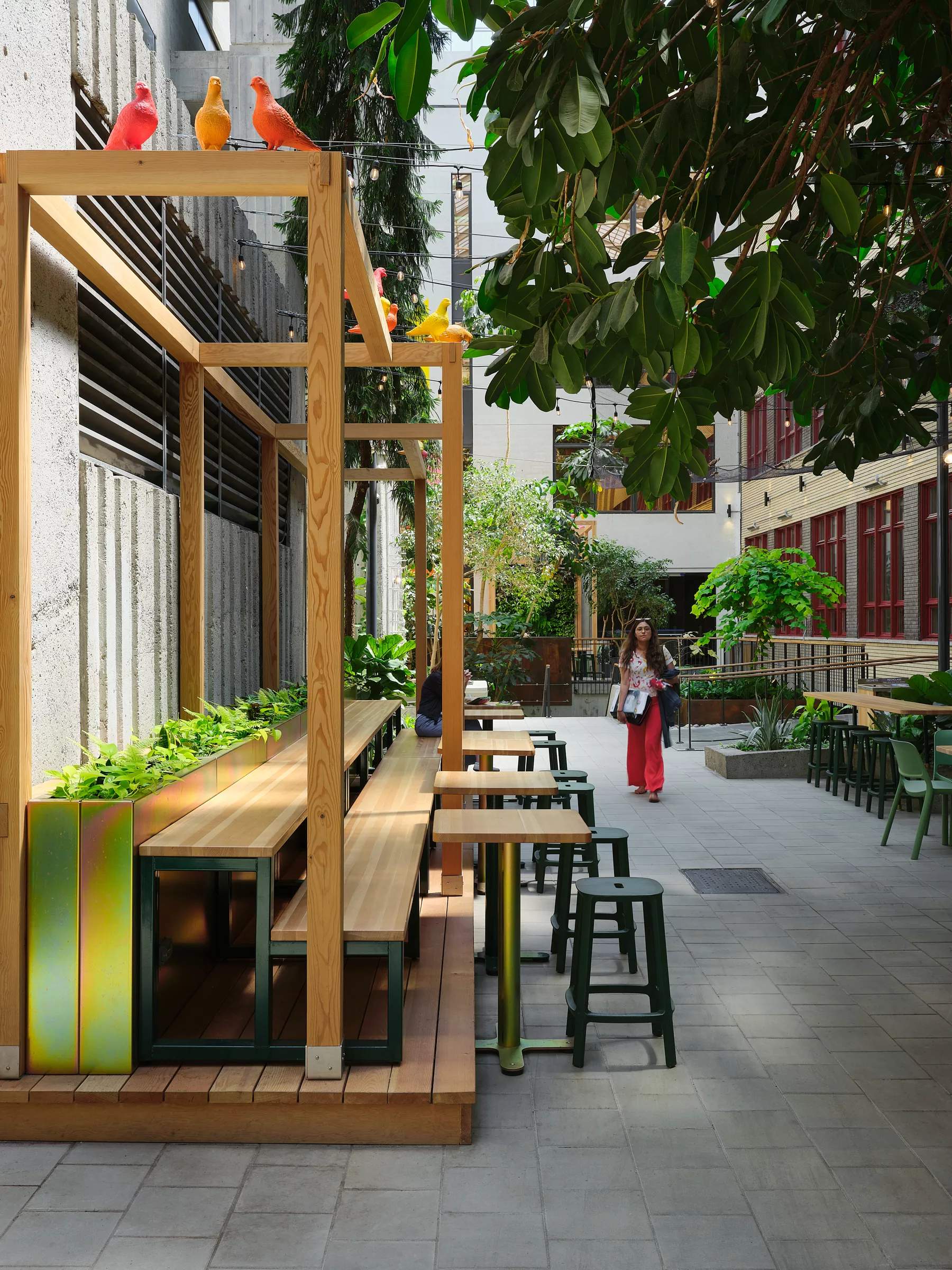 Détail de mobilier dans l'aménagement du jardin intérieur du Collège de Maisonneuve.