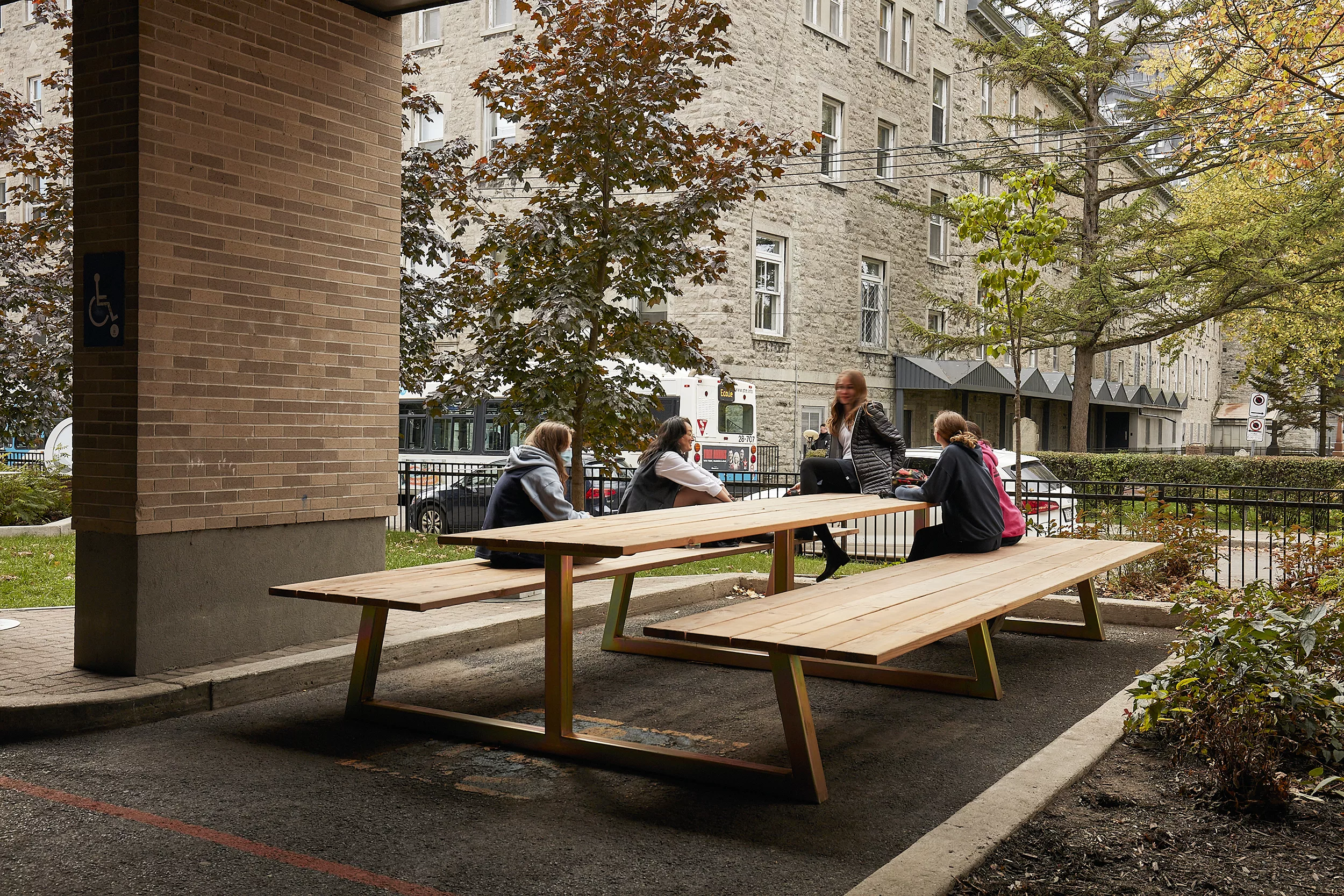 Une image de la table Picnico Garou, conçue et fabriquée par taktik Design. Une table de picnic surdimensionnée.