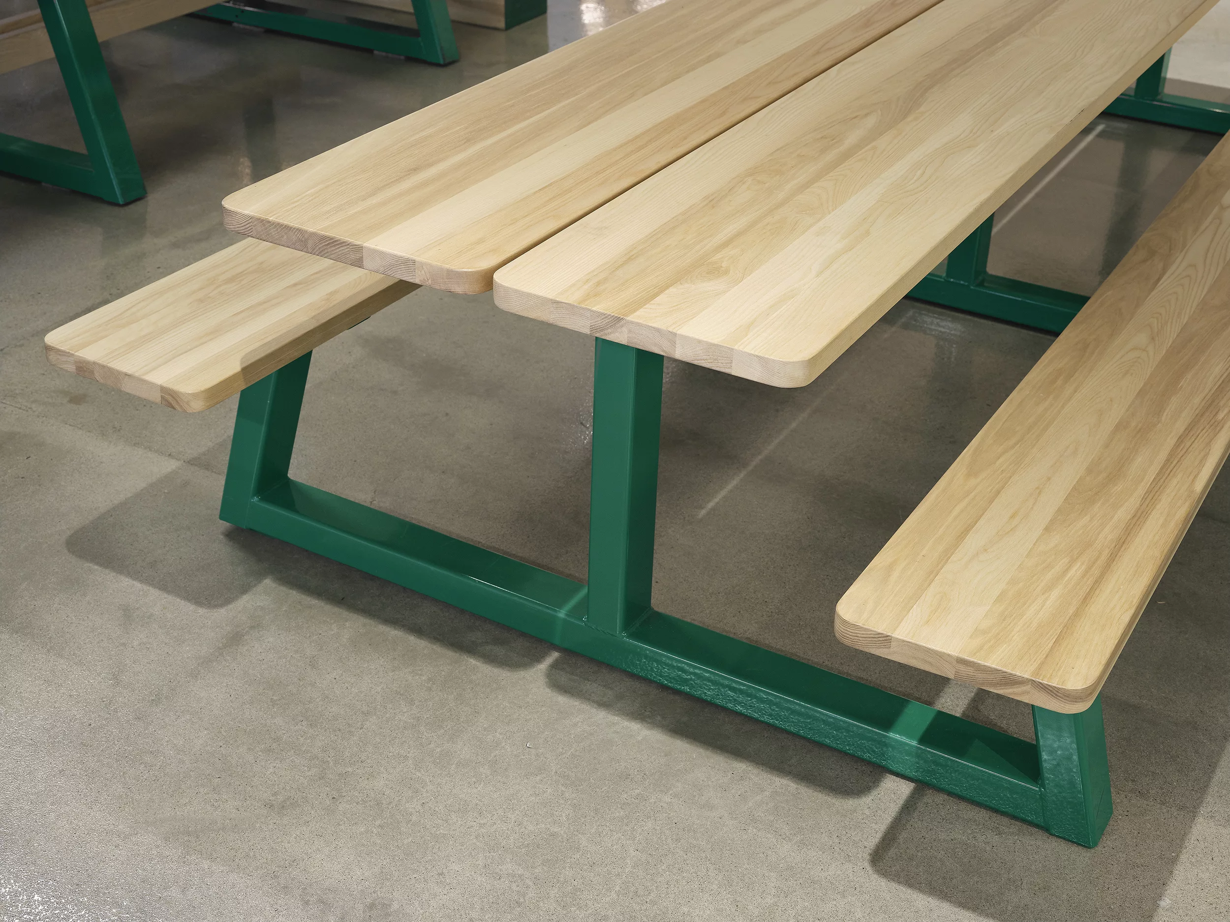 Table Picnico Domestique par Taktik Design, en version intérieure.