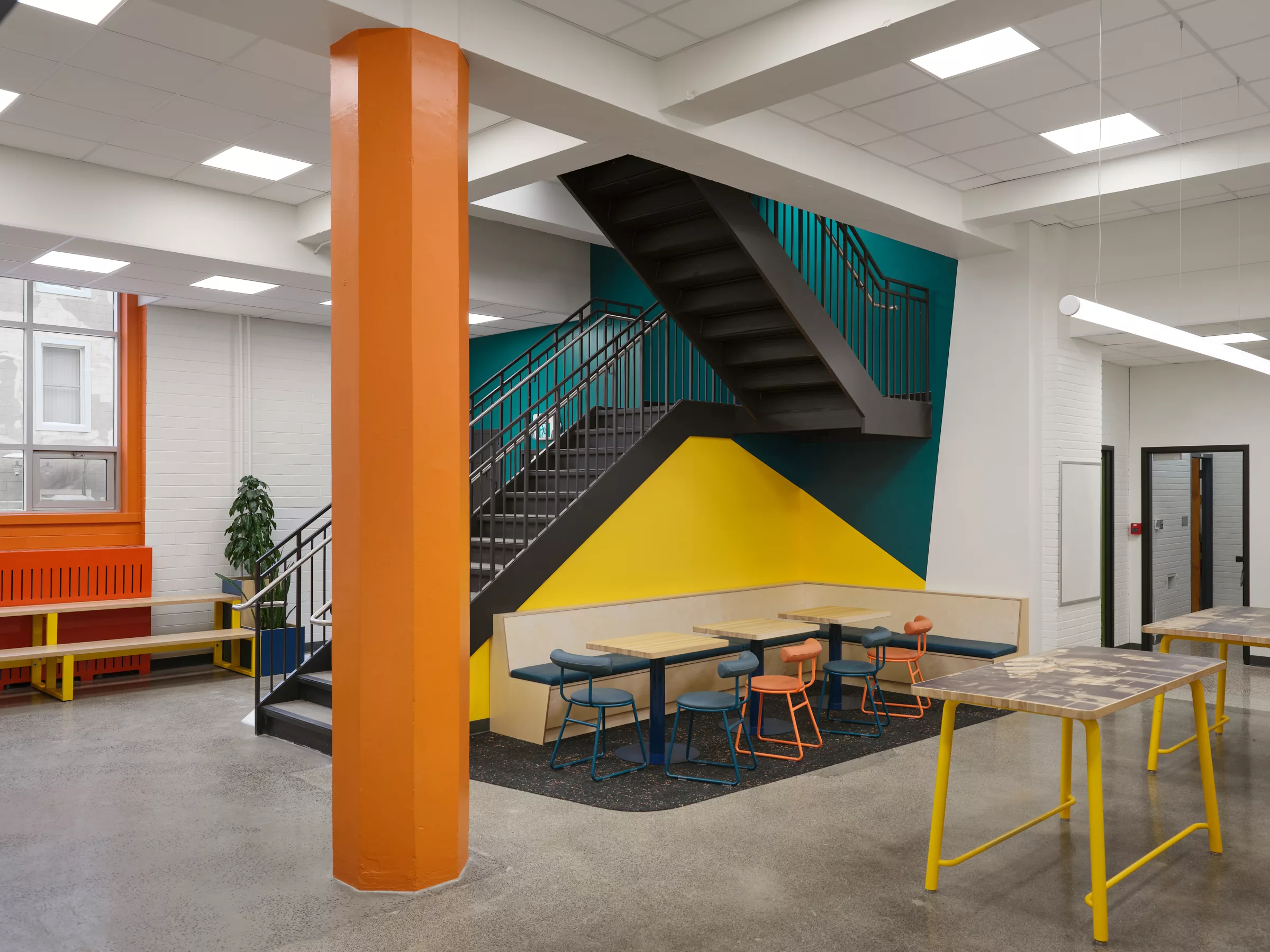 Vue générale de l'aménagement créé par Taktik Design. Il s'agit des milieux de vie étudiants du Collège Jean de la Mennais