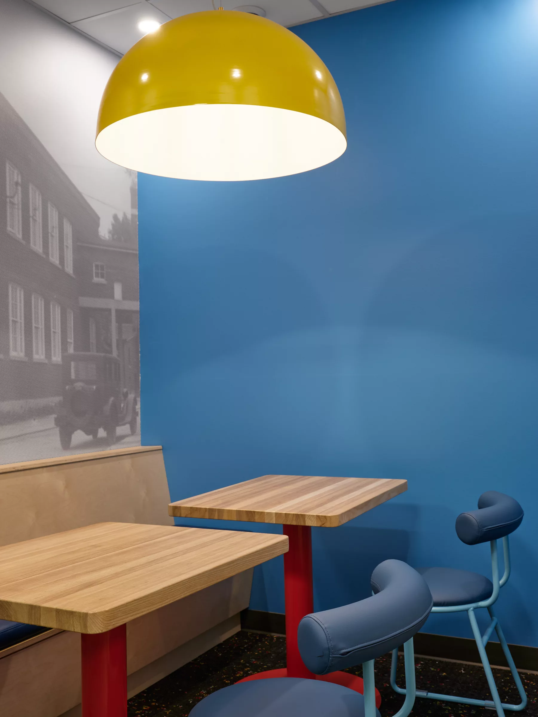 Détail d'un espace de travail fermé au Collège jean de la Mennais. on y voit une murale en vinyle montrant une photo historique.