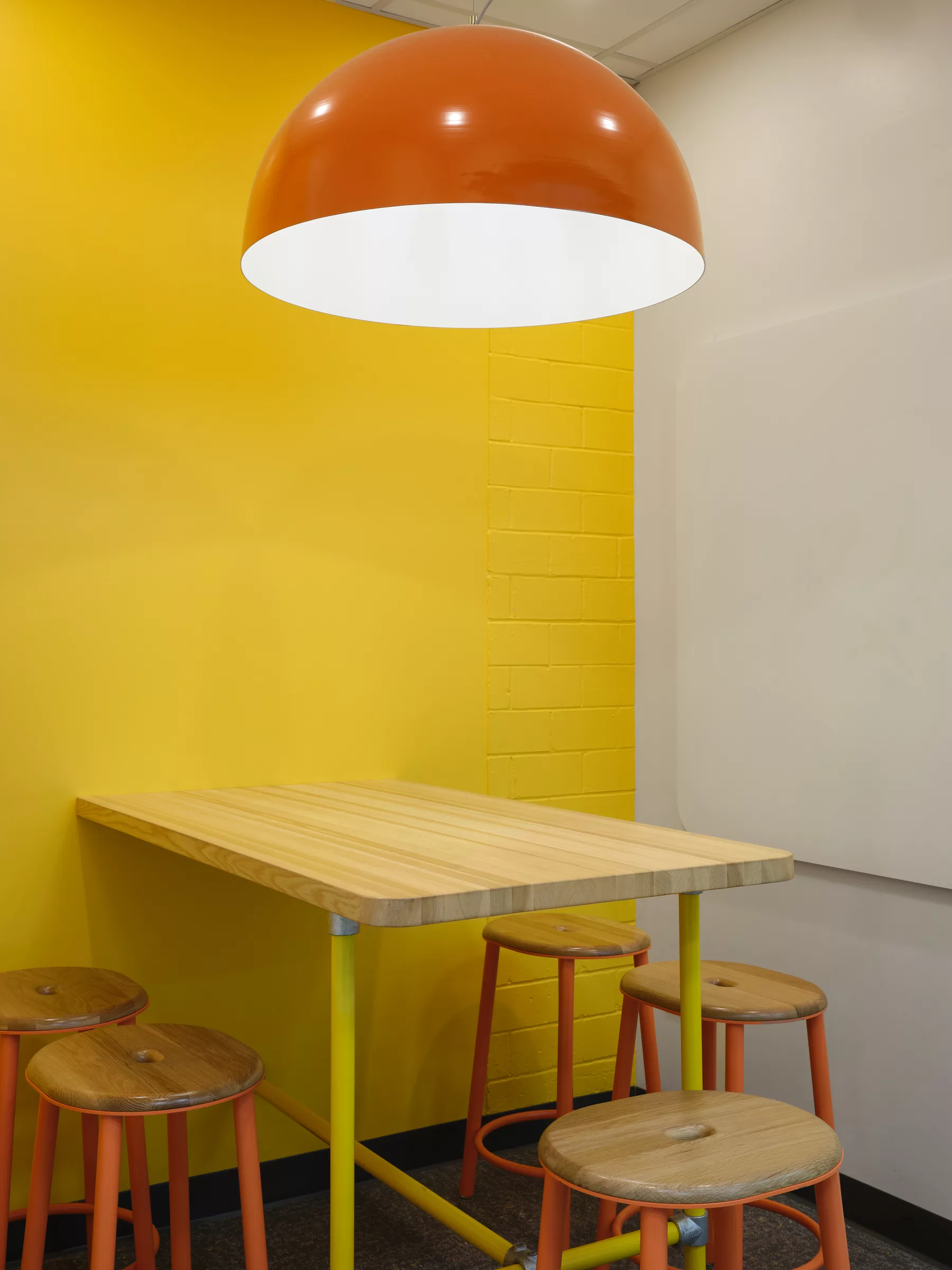 Détail d'un espace de travail fermé au Collège jean de la Mennais.