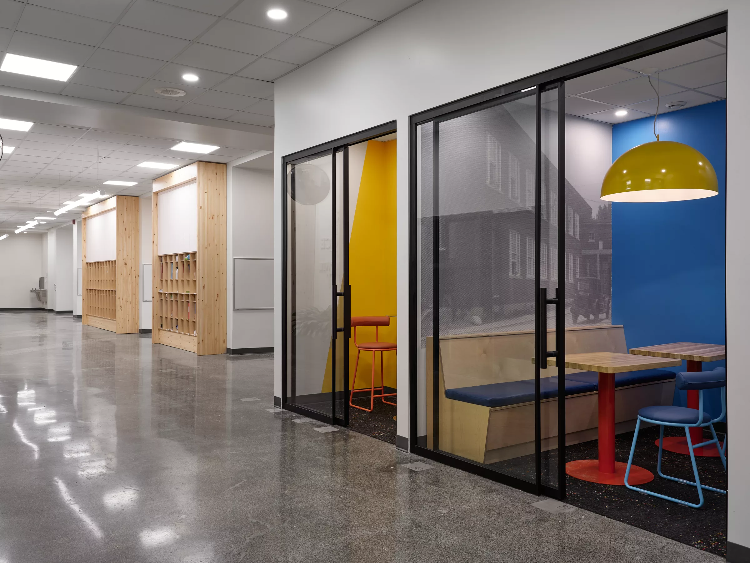 Une vue des espaces de travail fermés au Collège jean de la Mennais.