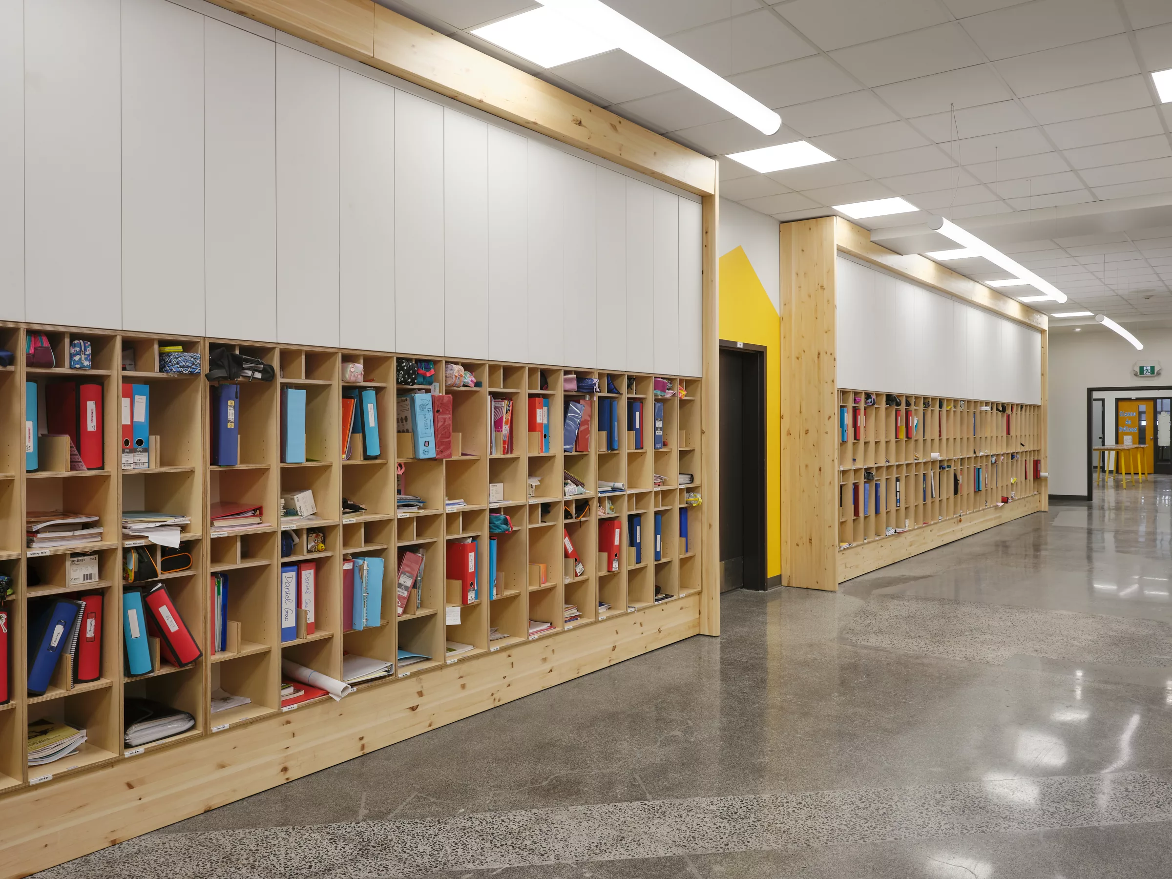 Vue générale des casiers et du couloir au Collège Jean de la mennais.