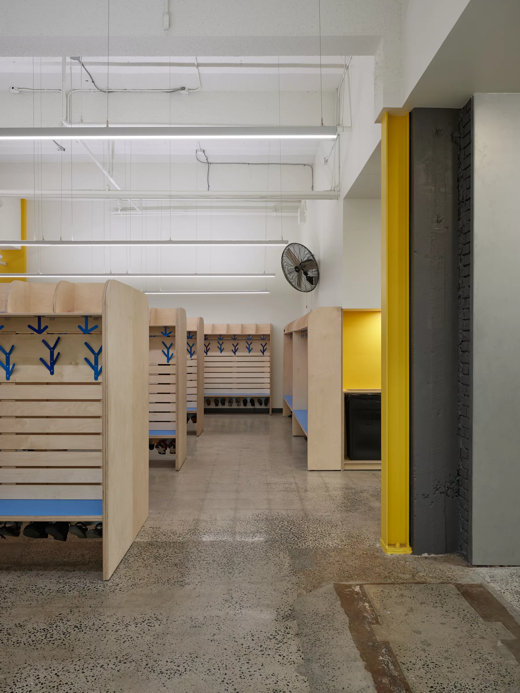 Détail des casiers créés sur mesure par taktik Design dans le vestiaire du Collège Jean de la Mennais.