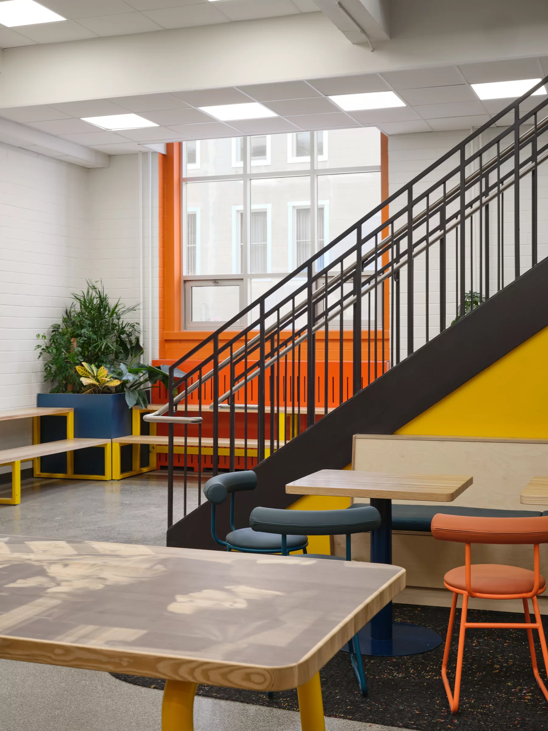 Vue générale de l'aménagement créé par Taktik Design. Il s'agit des milieux de vie étudiants du Collège Jean de la Mennais. 