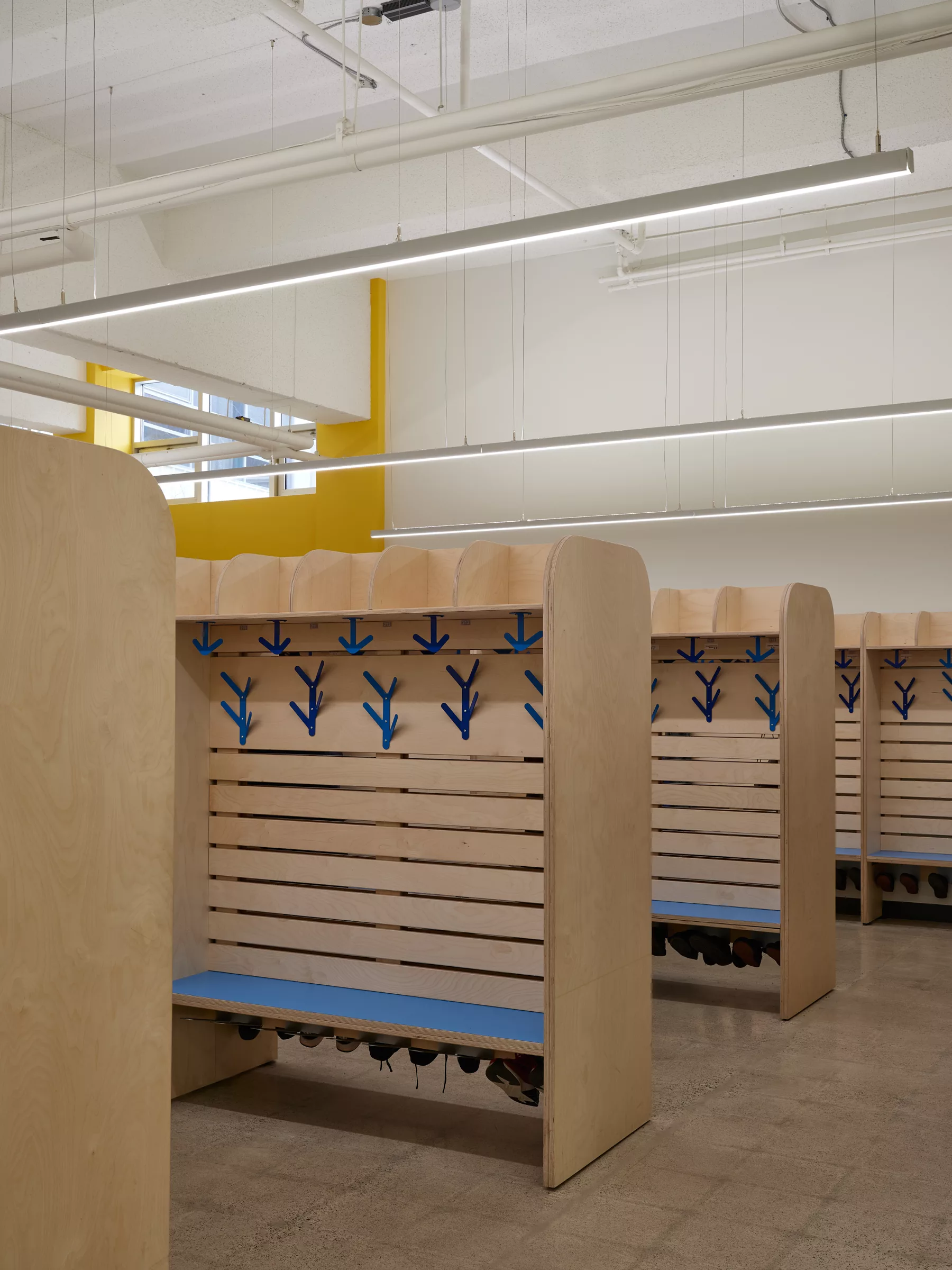 Détail des casiers créés sur mesure par taktik Design dans le vestiaire du Collège Jean de la Mennais.