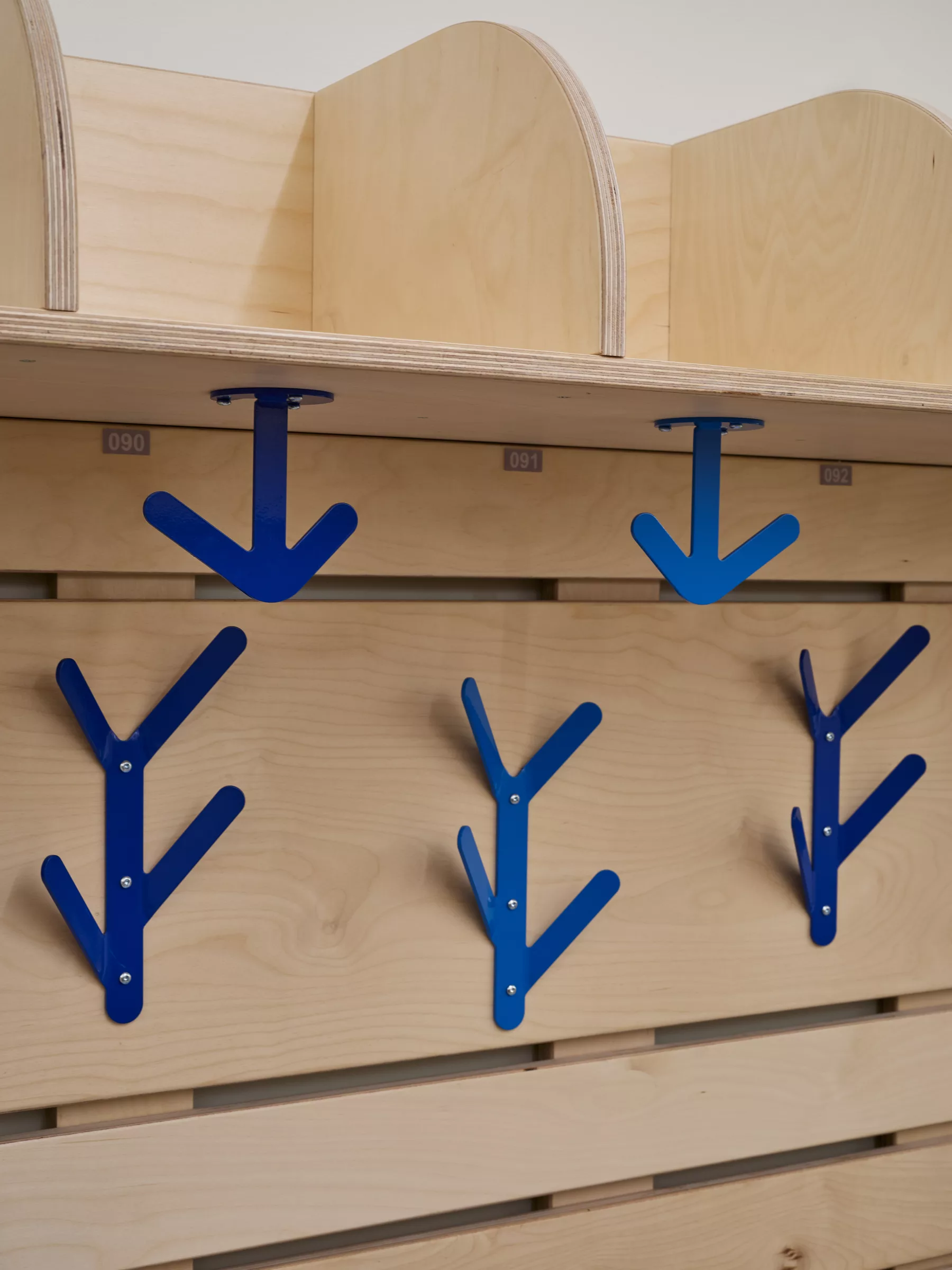 Détail de crochets des casiers créés sur mesure par taktik Design dans le vestiaire du Collège Jean de la Mennais.