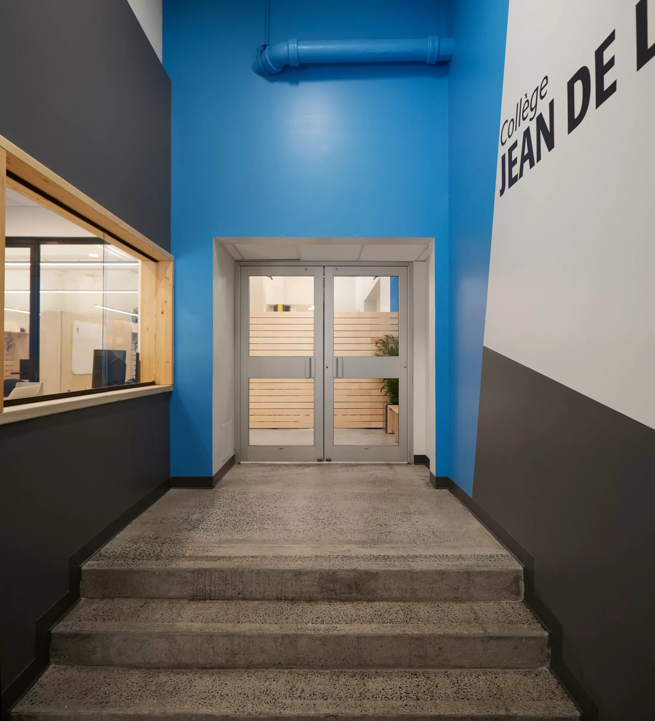 Entrée de l'espace aménagé par taktik Design au Collège Jean de la Mennais.