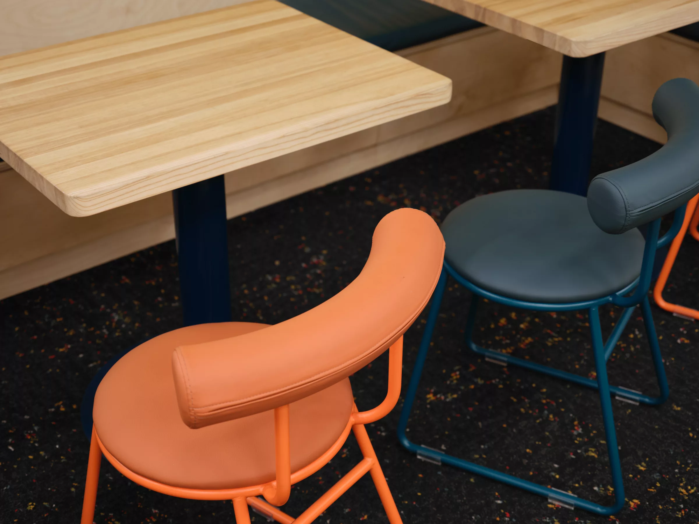 Détail de mobilier orange et bleu, au Collège jean de la Mennais.