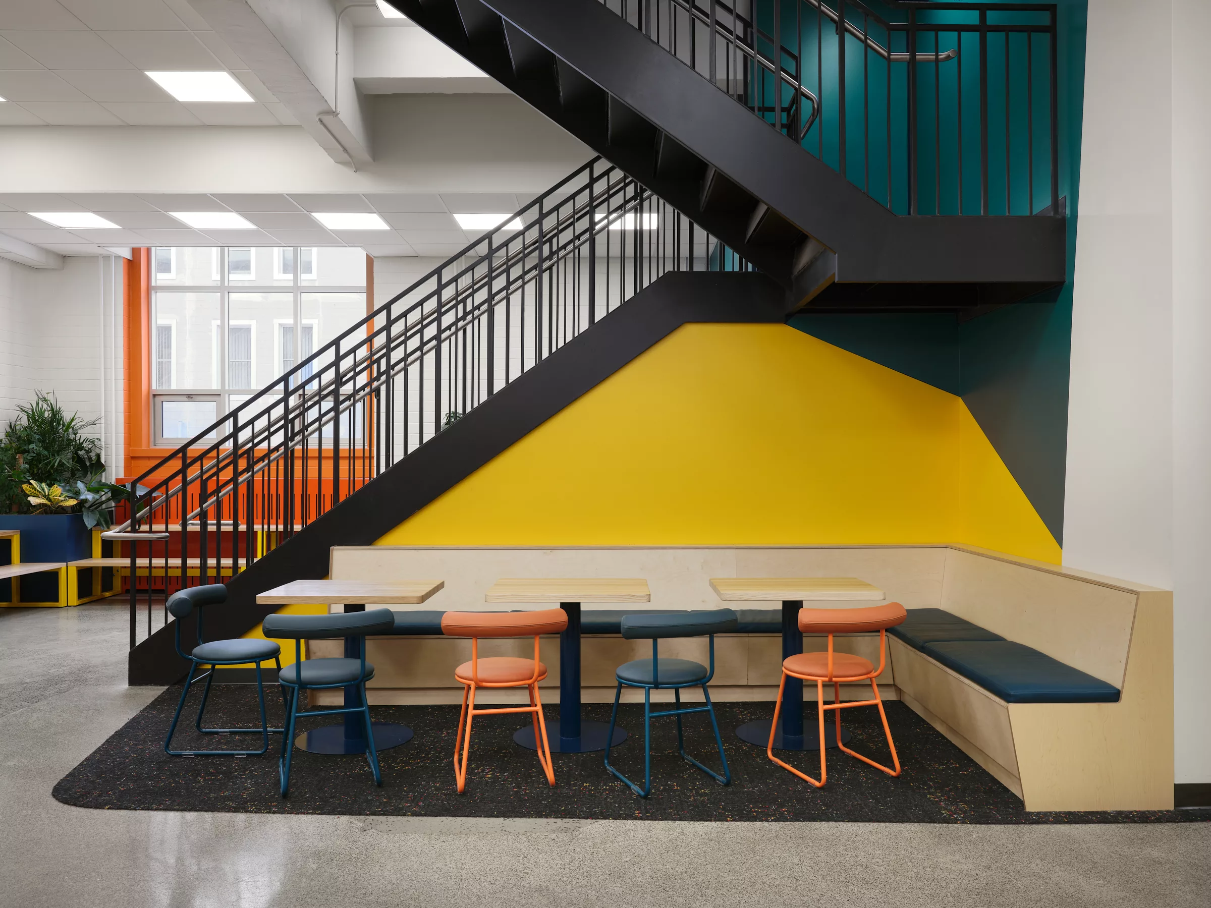 Détail de peinture et de mobilier au Collège jean de la Mennais.