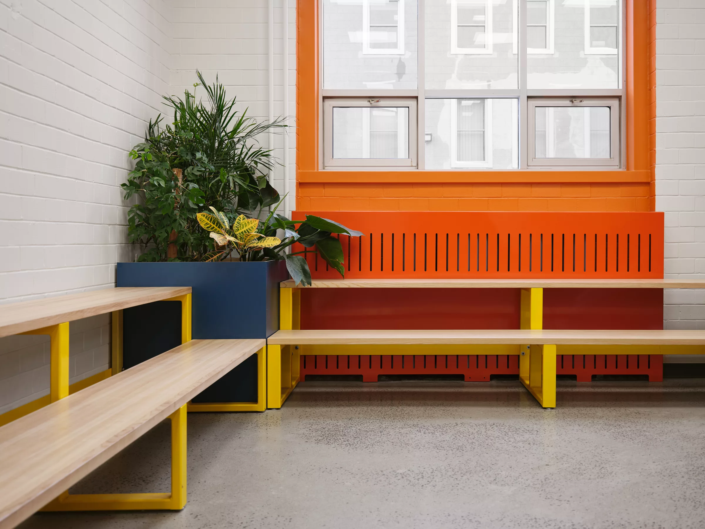 Détail de peinture et de mobilier au Collège jean de la Mennais.