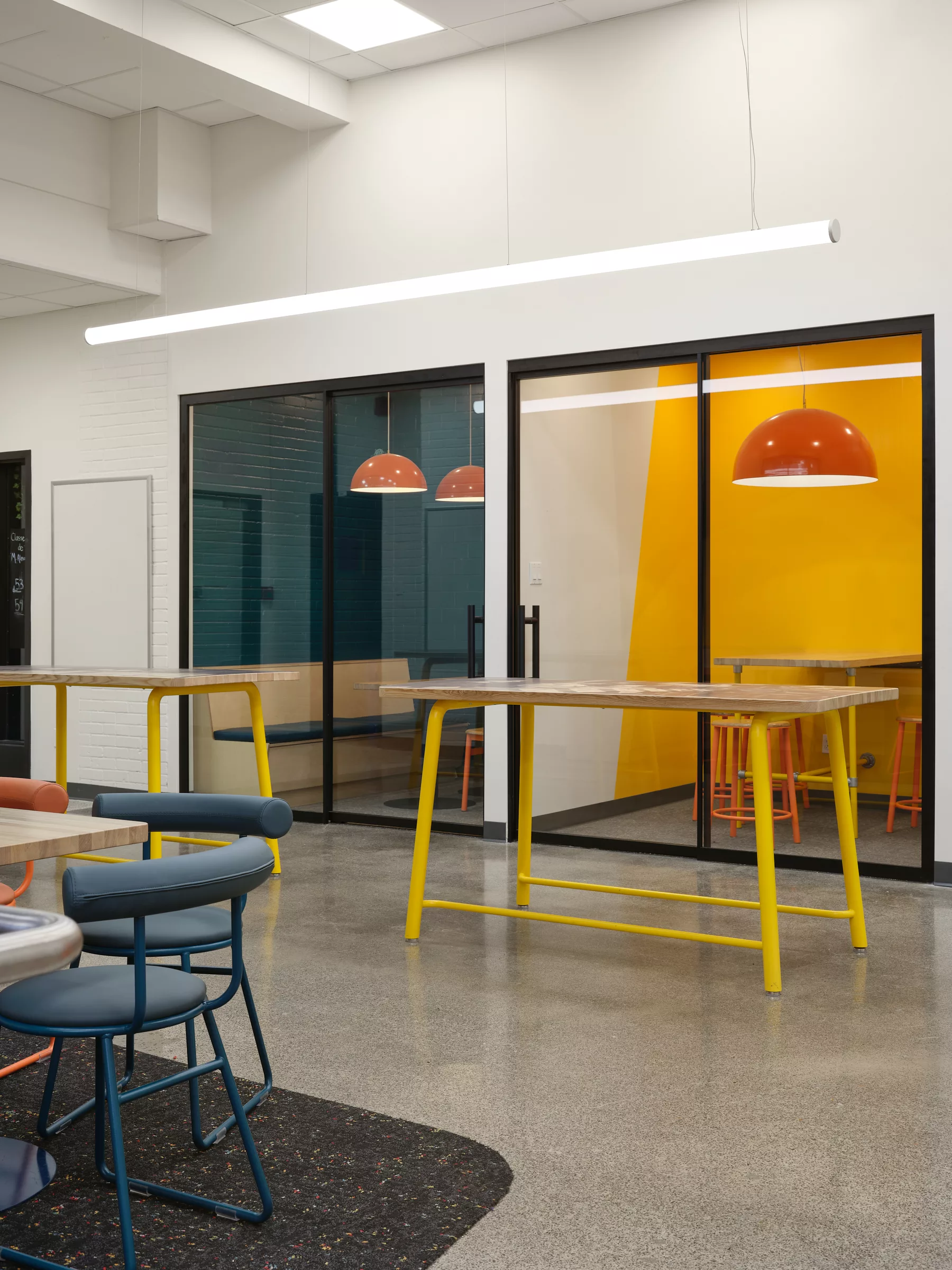 Une vue des espaces de travail fermés au Collège jean de la Mennais.