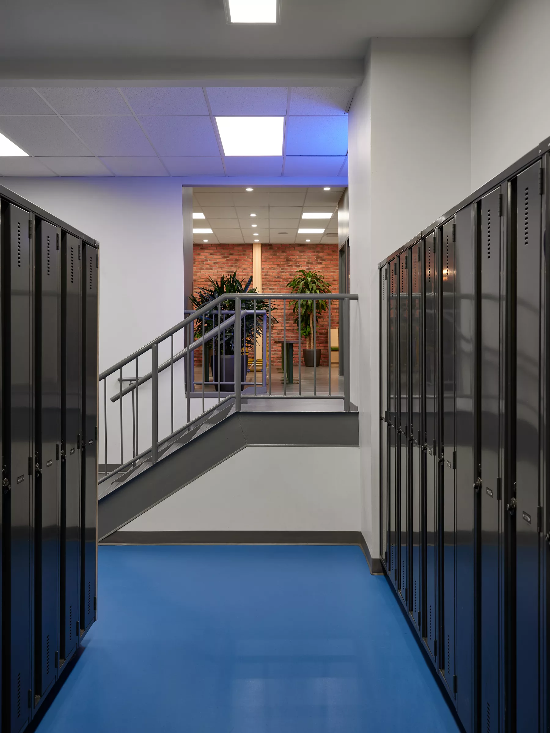 Une vue de l'espace casiers aménagé au Collège Sainte-Anne par Taktik Design.