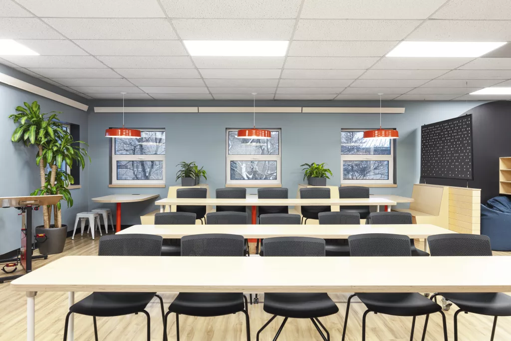 Le mobilier modulable des classes flexibles du Pensionnat du Saint-Nom-de-Marie comprend également un vélo-bureau qui permet à ceux qui en ont besoin de dépenser de l'énergie en apprenant.