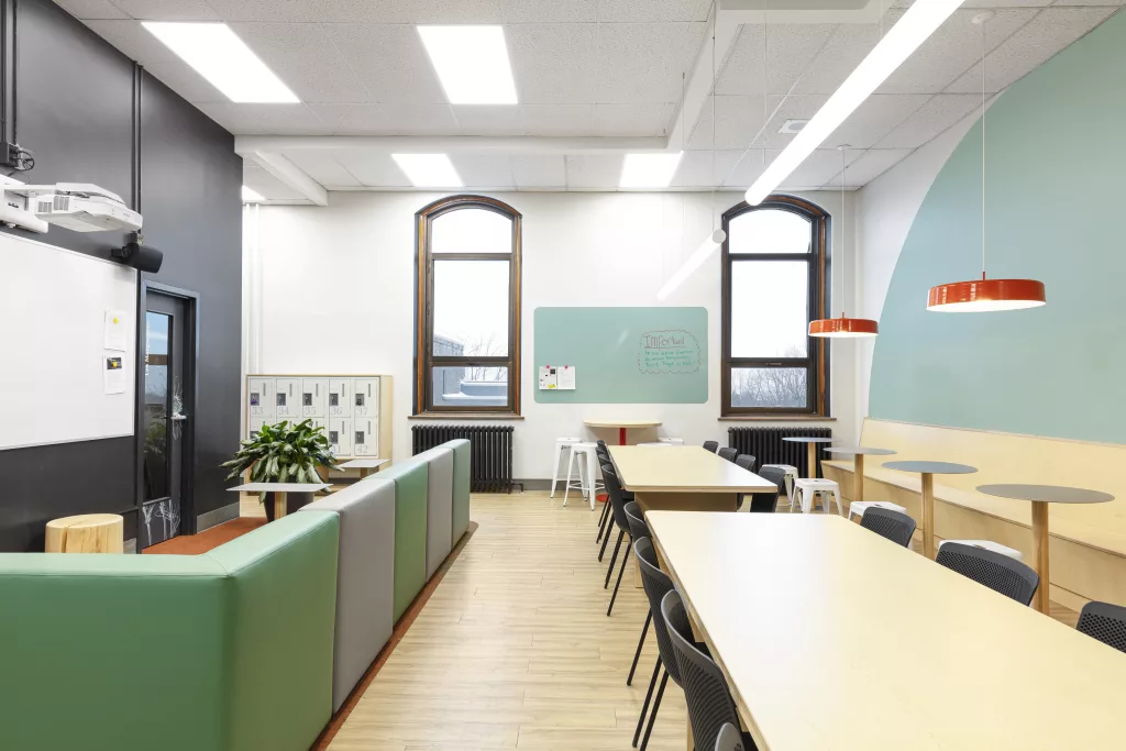 Une vue de l'autre coté de l'une des classes flexibles du Pensionnat du Saint-Nom-de-Marie.