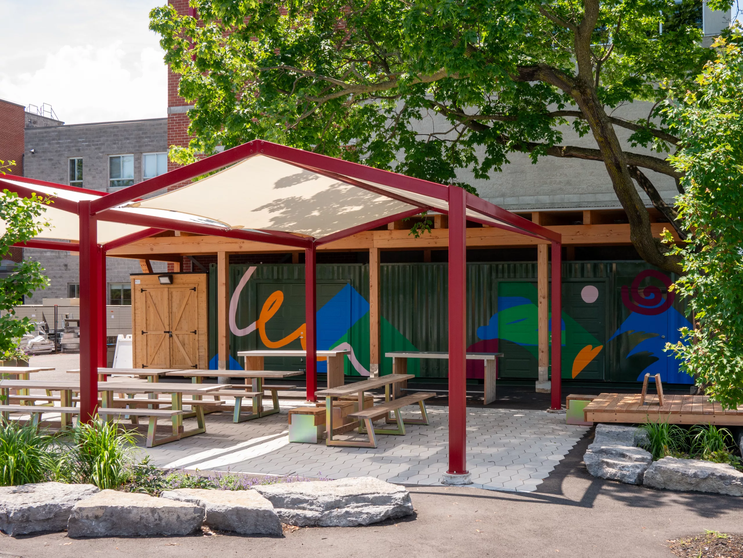 Vue générale de la classe extérieure et des tables Taktik.