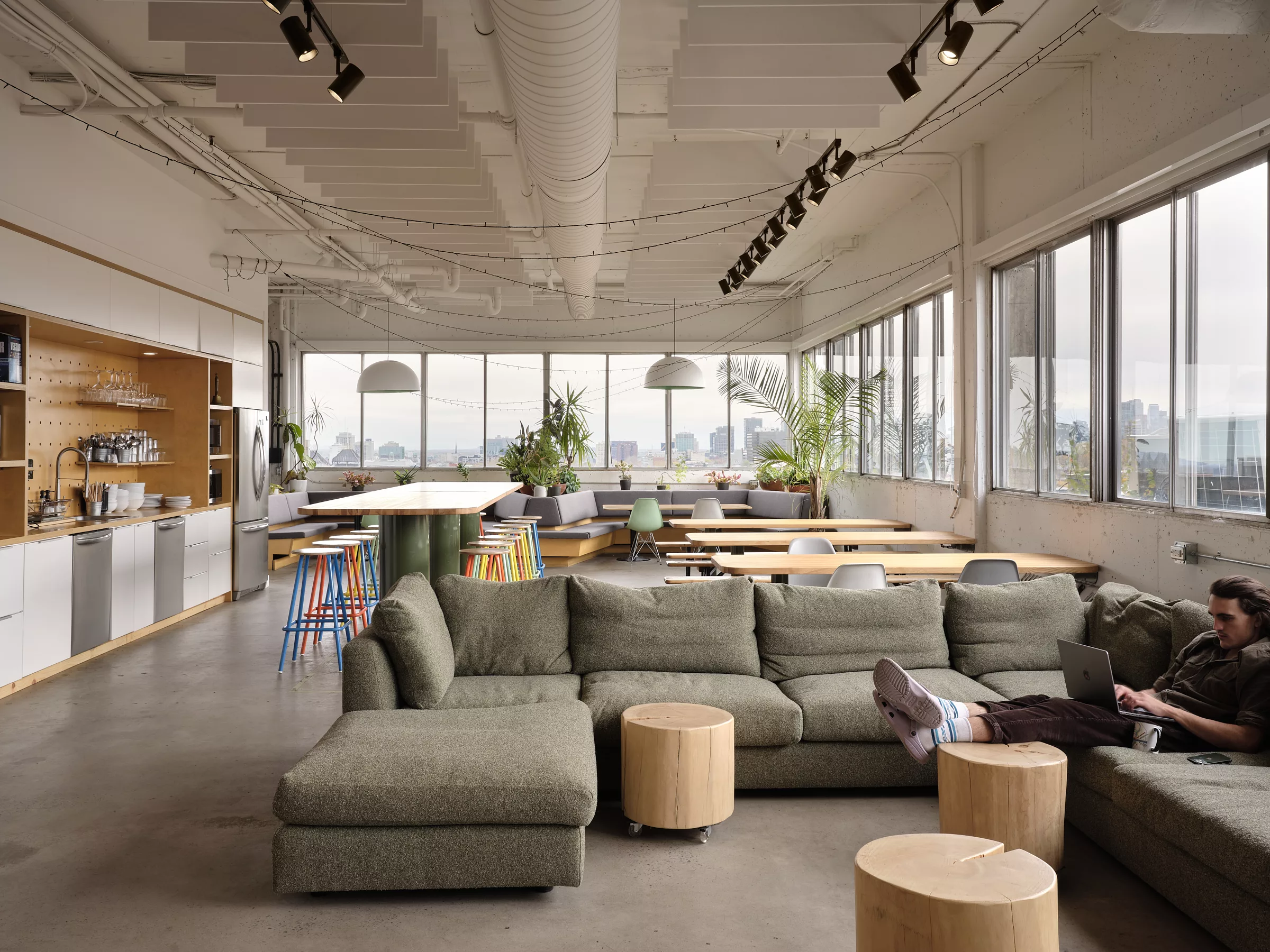 Bureaux de l'entreprise Transit. Vue générale depuis l'espace détente, vers le coin cuisine.