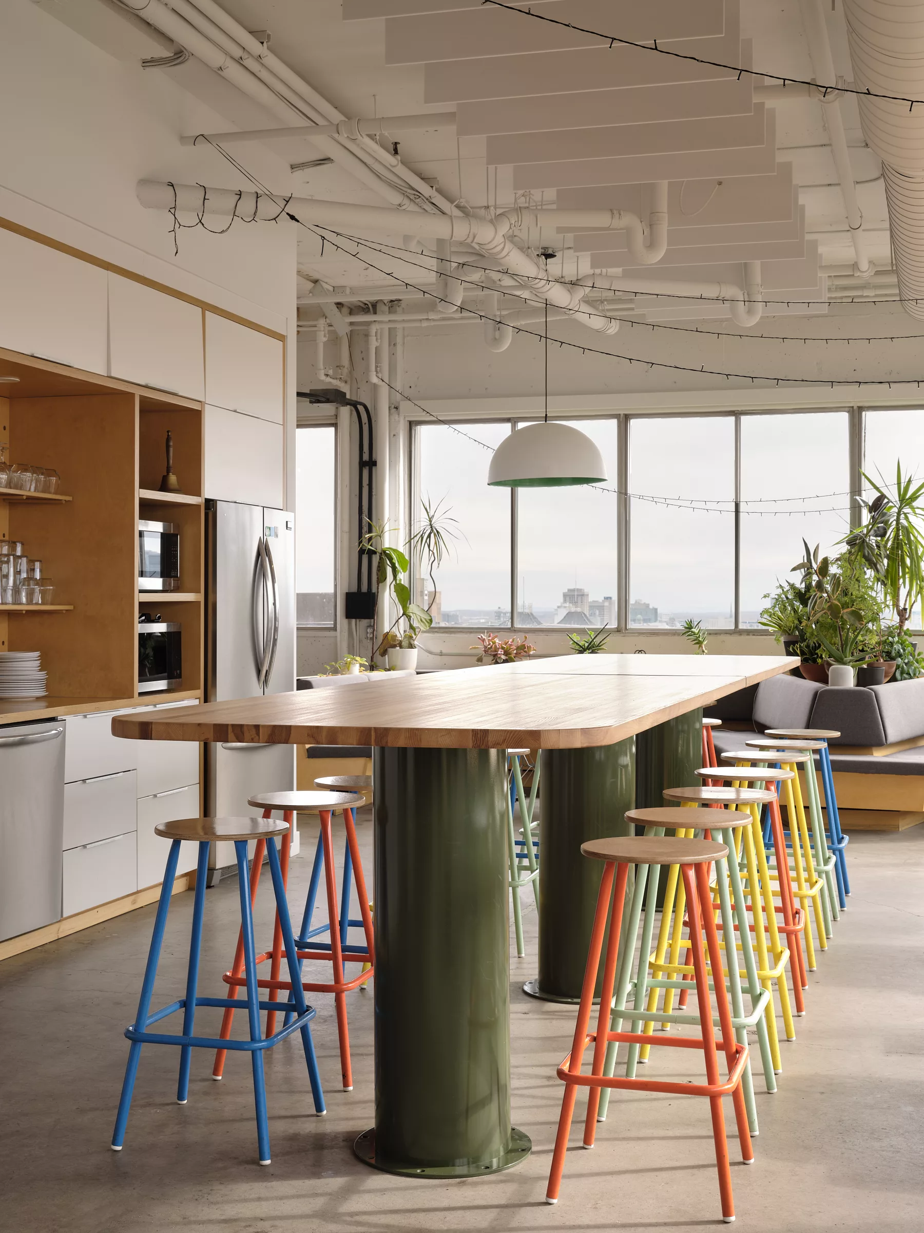 Bureaux de l'entreprise Transit. Vue de l'ilôt massif avec ses tabourets colorés.