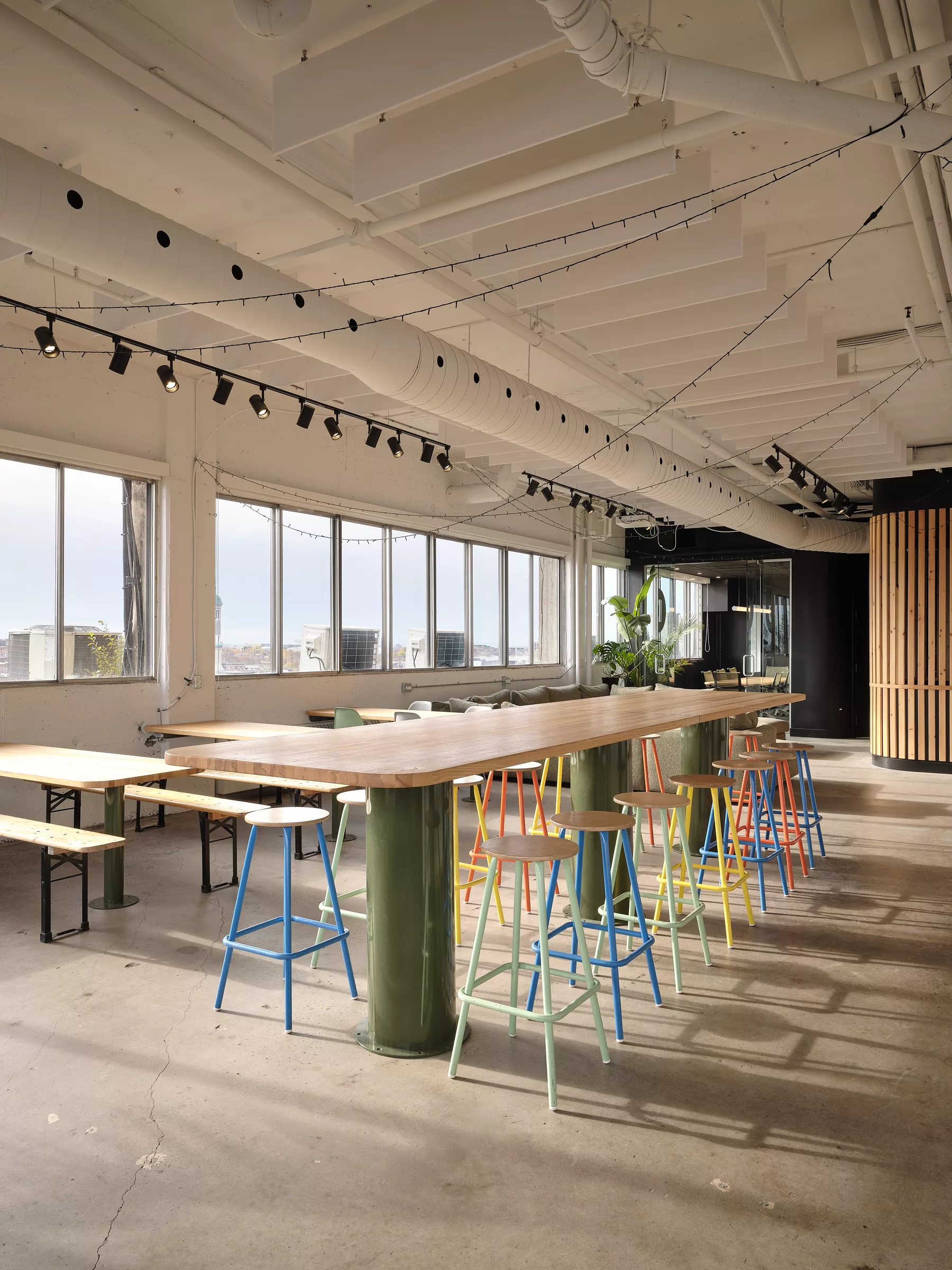 Bureaux de l'entreprise Transit. Vue vers la salle de réunion, avec l'ilôt massif en premier plan.