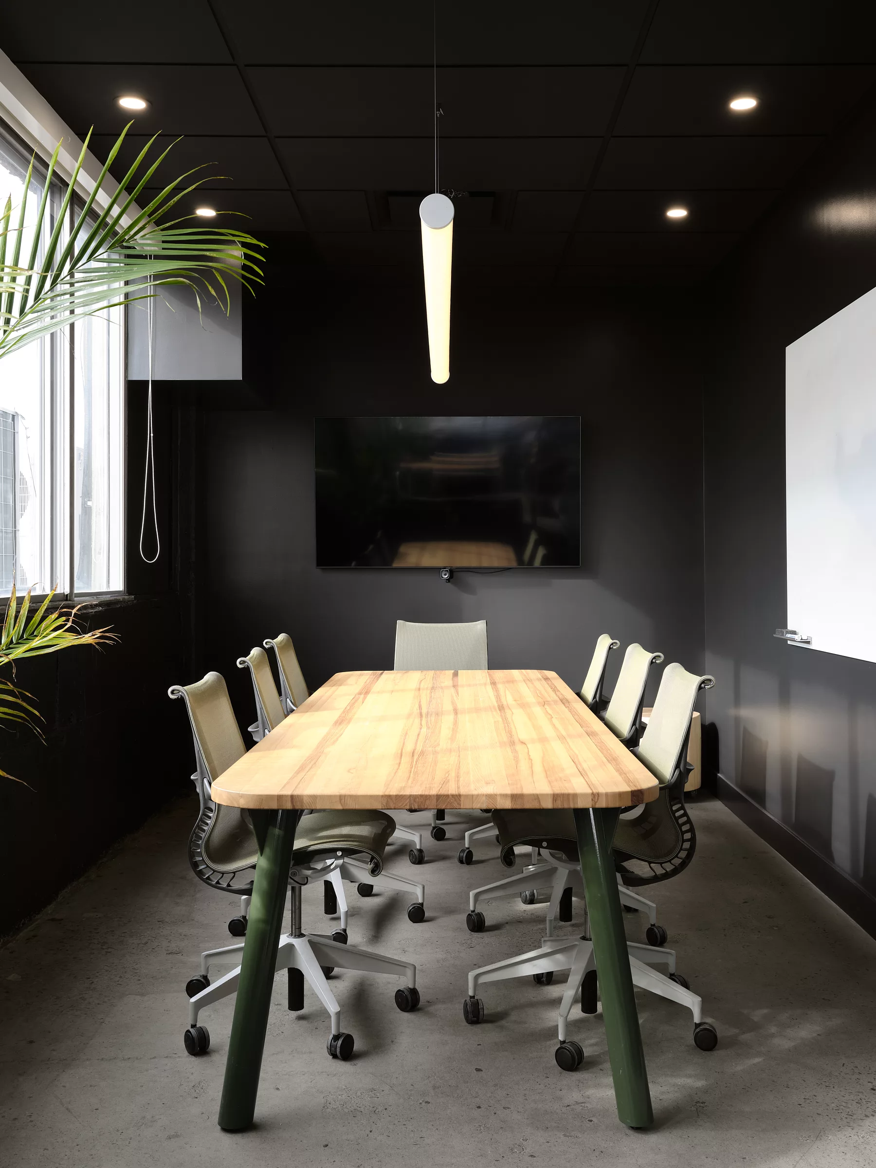 Bureaux de l'entreprise Transit. Vue de la table de réunion.