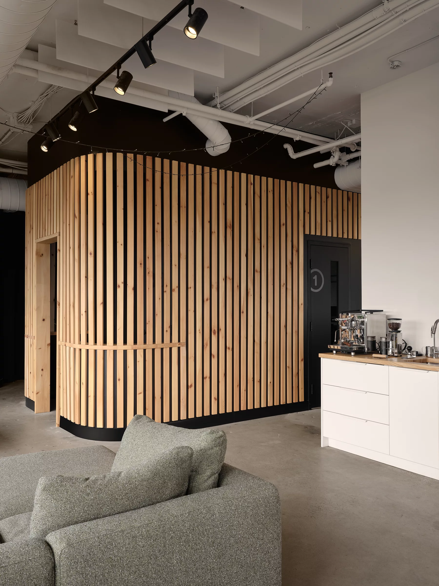 Vue de l'habillage du mur en lattes de bois dans les bureaux de Transit.