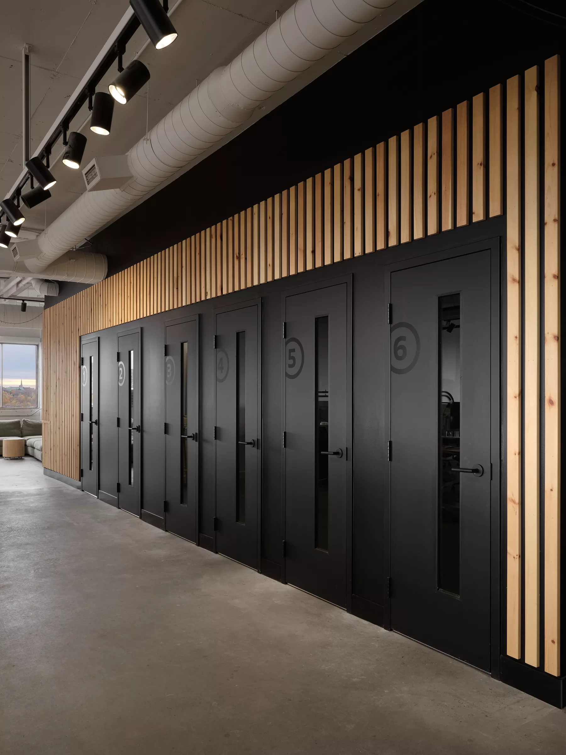 Vue des cabines de travail personnel dans les nouveaux bureaux de transit.