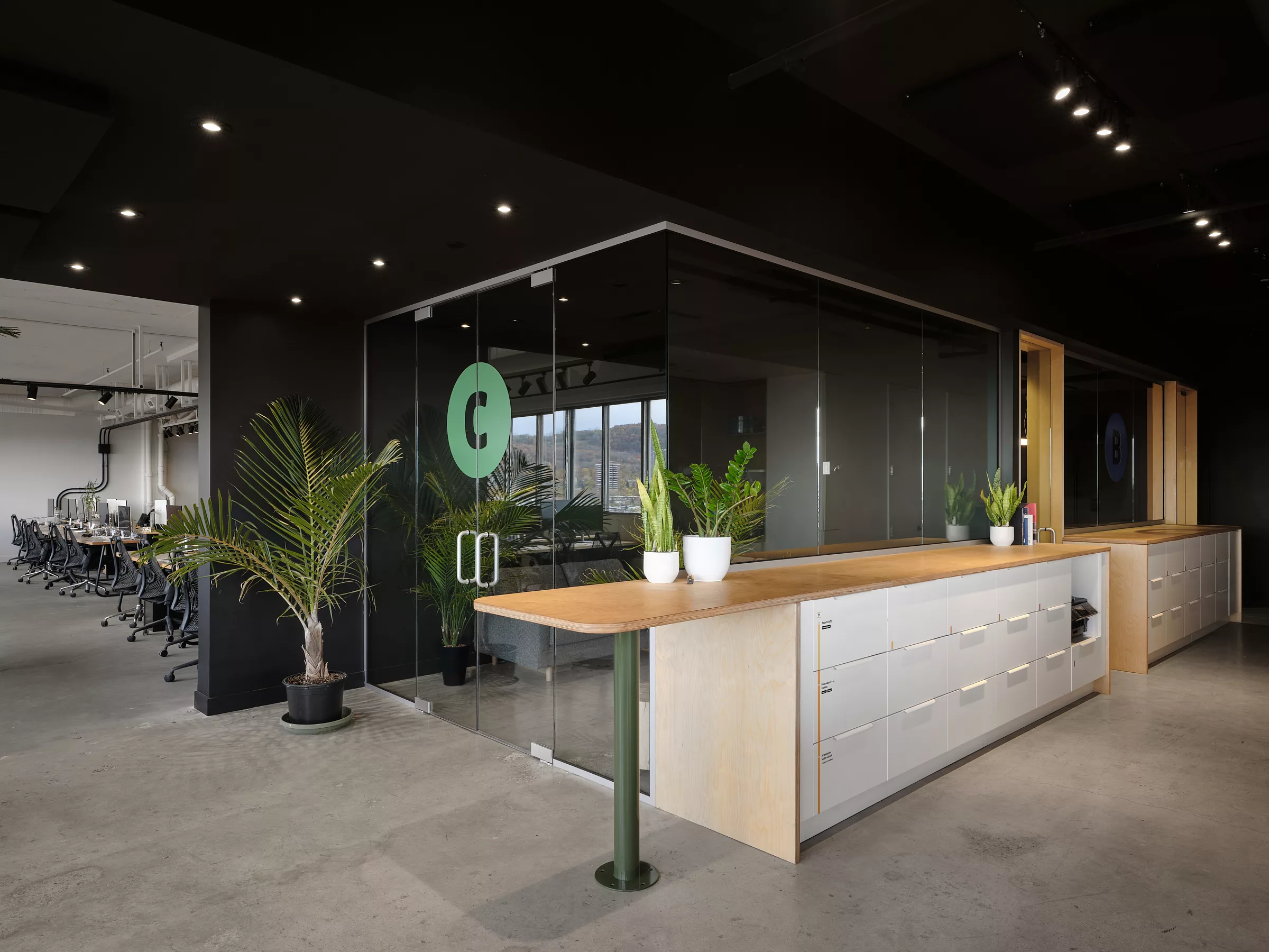 Vue d'une seconde salle de réunion dans les bureaux de Transit.