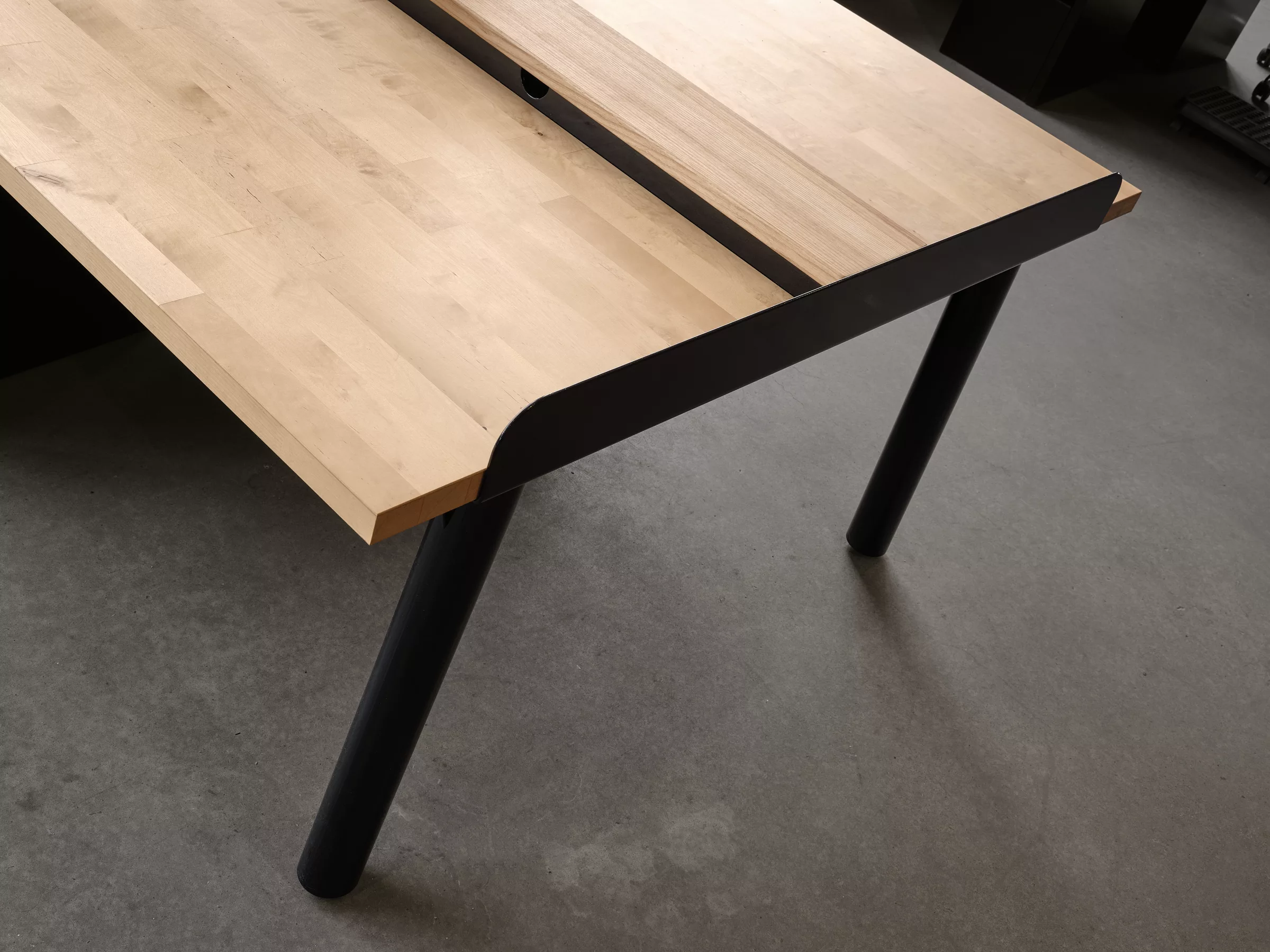 Gros plan du piètement des tables sur mesure créées pour Transit.