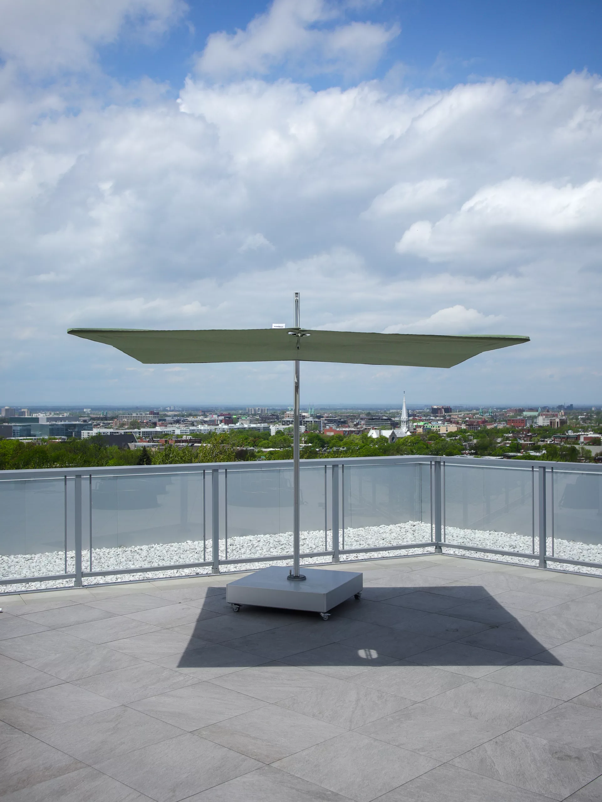 Vue générale du parasol Umbrosa sur le toit du Pensionnat Saint Nom de Marie à Montréal