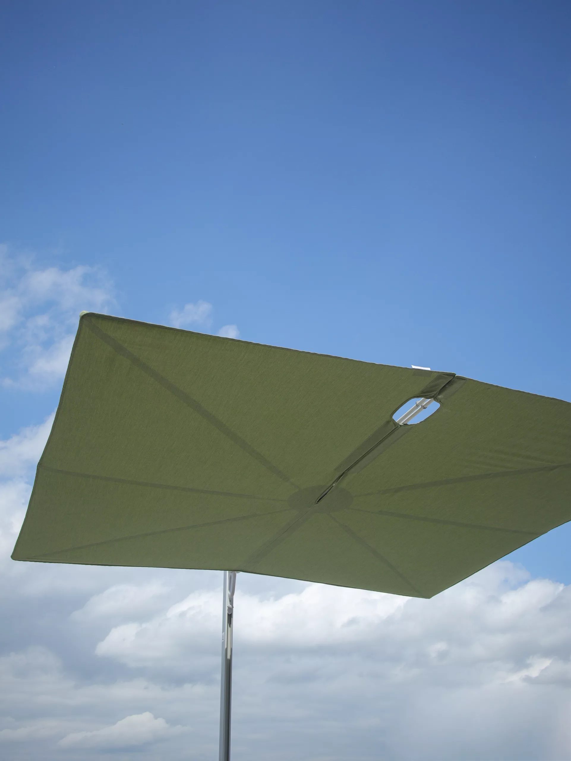 Détail de la toile du parasol Umbrosa sur le toit du Pensionnat Saint Nom de Marie à Montréal